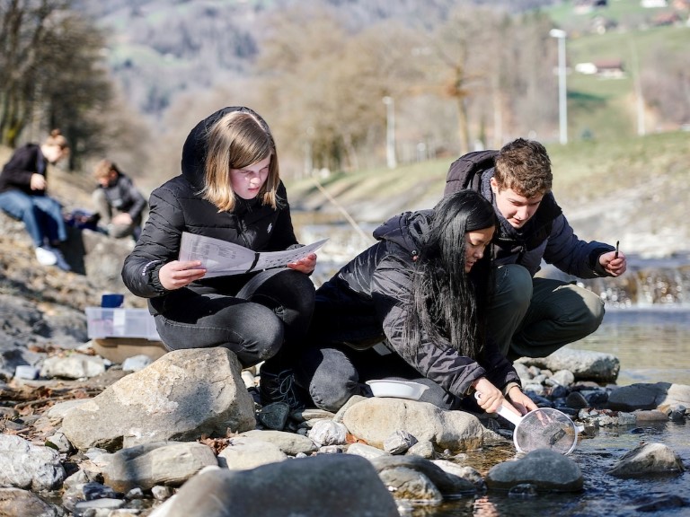 Schülerinnen und Schüler am Bach