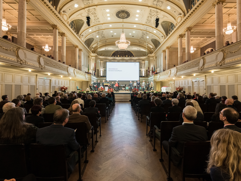 Besucher im Casino am Dies