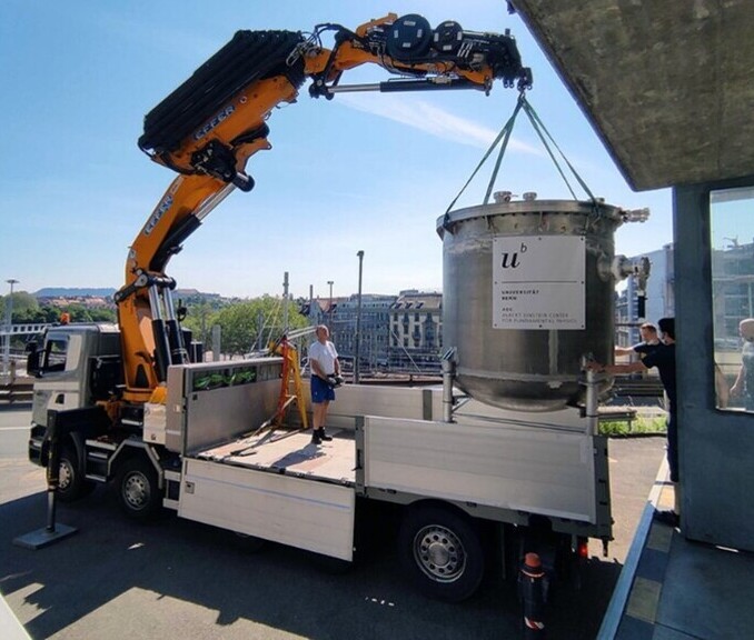Berner Teilchen-Detektor wird auf einen Lastwagen geladen