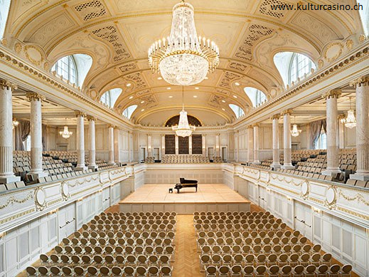 Ein Leerer Saal mit Flügel auf der Bühne