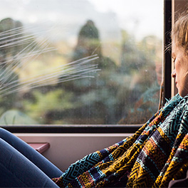 Schlafende Person am Fenster in einem Zug